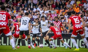 El Valencia CF gana 2-0 al Girona en Mestalla
